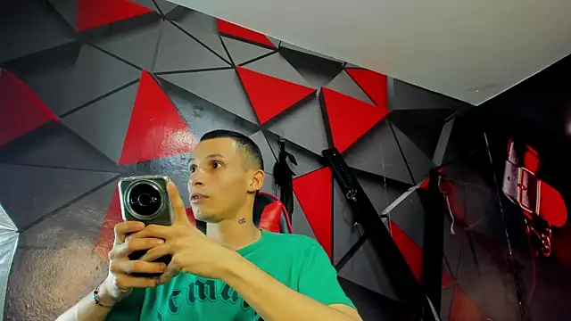 Isak Millan online show from November 2025 10:58:01 PM