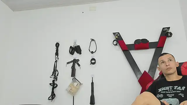 Isak Millan online show from November 2025 03:16:02 PM