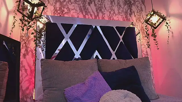 charlotte bluee online show from October 2025 06:42:02 PM