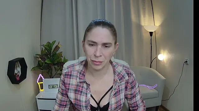 Snapshot of TessaDaybreak chatting on April 2026 07:04:02 AM TessaDaybreak online show from April 2026 07:04:02 AM