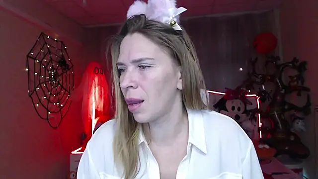 Snapshot of TessaDaybreak chatting on October 2025 08:13:01 AM TessaDaybreak online show from October 2025 08:13:01 AM