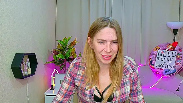 Snapshot of TessaDaybreak chatting on May 2026 06:44:01 AM TessaDaybreak online show from May 2026 06:44:01 AM