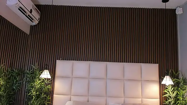 MelanieHillss online show from April 2026 04:03:01 AM