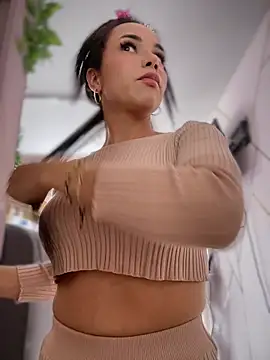 Naatalia online show from November 2025 06:19:01 PM