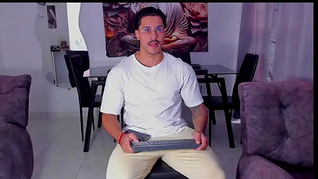 Snapshot of Valentino_Dosantos_ chatting on February 2026 08:14:02 PM Valentino Dosantos online show from February 2026 08:14:02 PM