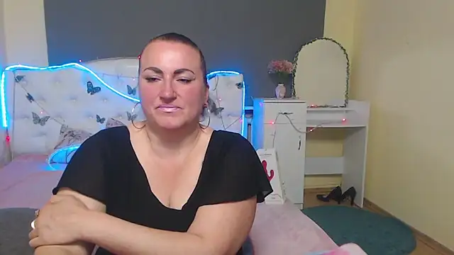 Snapshot of DianaMGG chatting on April 2026 05:49:02 AM DianaMGG online show from April 2026 05:49:02 AM