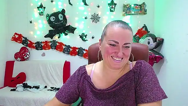 DianaMGG online show from November 2025 06:24:02 PM