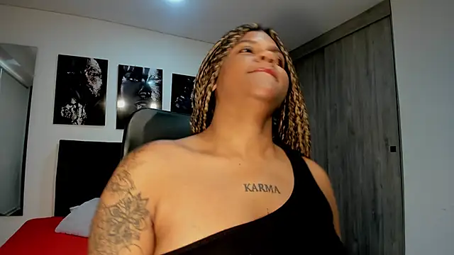 Snapshot of ZahraRose chatting on September 2025 06:43:02 PM ZahraRose online show from September 2025 06:43:02 PM