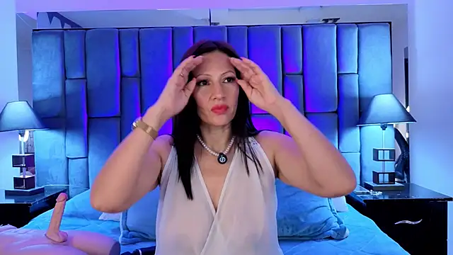 Aisha Nowak online show from November 2025 09:48:02 PM