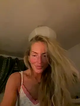 Snapshot of Fiery_Blonde_LexiX chatting on October 2025 09:59:02 PM Fiery Blonde LexiX online show from October 2025 09:59:02 PM