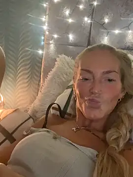 Snapshot of Fiery_Blonde_LexiX chatting on October 2025 10:08:02 PM Fiery Blonde LexiX online show from October 2025 10:08:02 PM