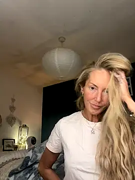 Snapshot of Fiery_Blonde_LexiX chatting on October 2025 09:58:01 PM Fiery Blonde LexiX online show from October 2025 09:58:01 PM
