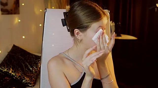 EveMundie online show from December 2025 12:42:01 PM