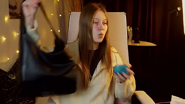 EveMundie online show from December 2025 07:46:02 AM