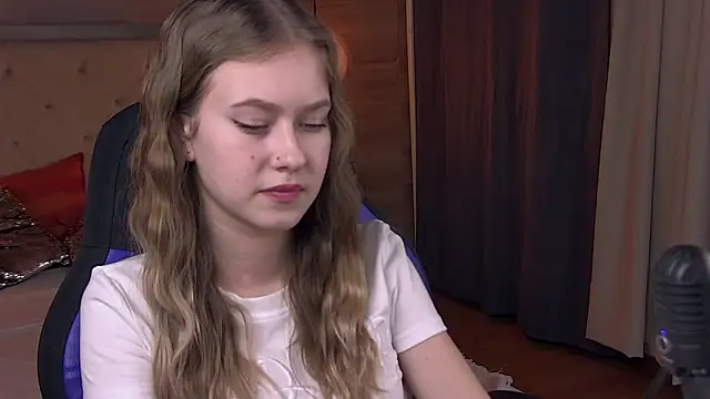 EveMundie online show from February 2025 03:32:02 PM