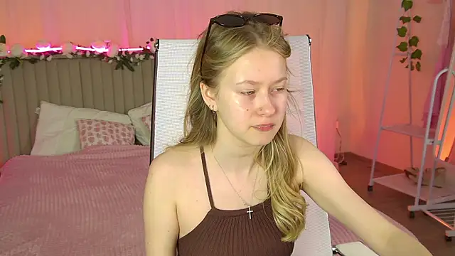 Snapshot of EveMundie chatting on May 2026 06:39:02 AM EveMundie online show from May 2026 06:39:02 AM