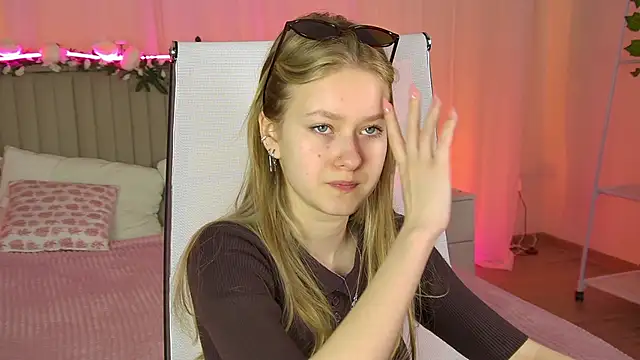Snapshot of EveMundie chatting on May 2026 09:34:02 AM EveMundie online show from May 2026 09:34:02 AM