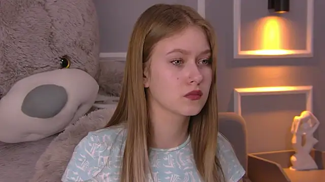 EveMundie online show from March 2025 12:33:02 PM