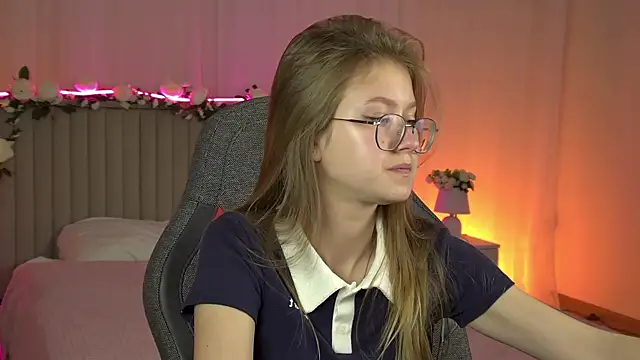 EveMundie online show from October 2025 10:07:01 AM