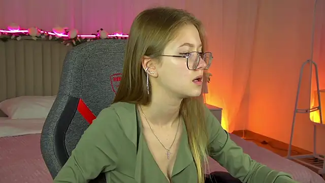 EveMundie online show from September 2025 06:42:01 AM