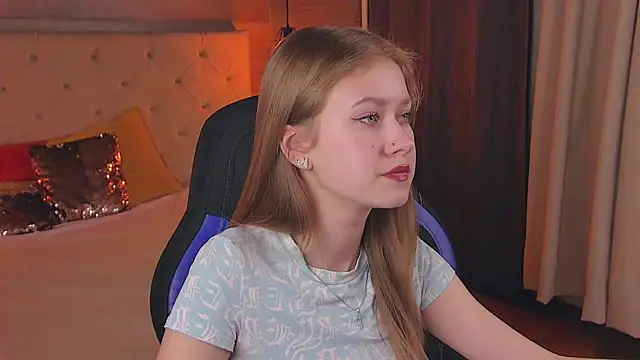 EveMundie online show from March 2025 03:40:02 PM