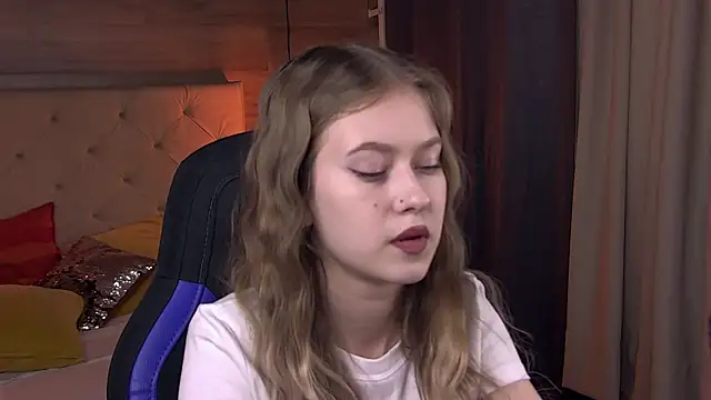 EveMundie online show from February 2025 12:27:02 PM