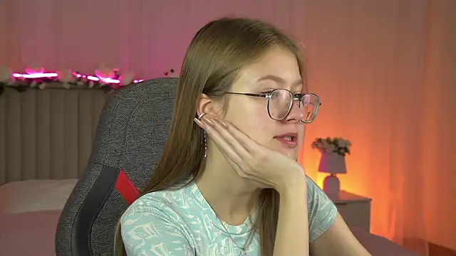 EveMundie online show from October 2025 06:26:02 AM