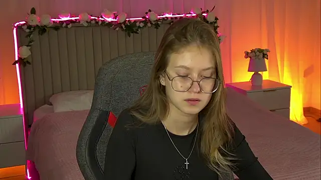 EveMundie online show from October 2025 12:26:02 PM