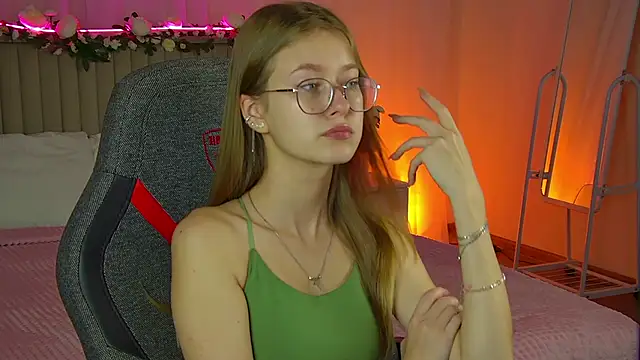 EveMundie online show from September 2025 12:18:02 PM