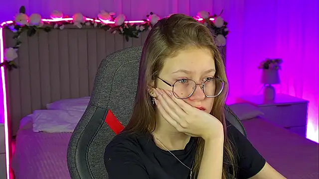 EveMundie online show from November 2025 06:27:02 AM