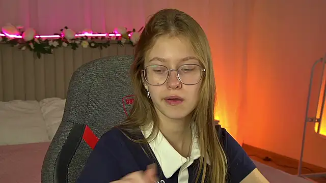 EveMundie online show from September 2025 06:19:01 AM