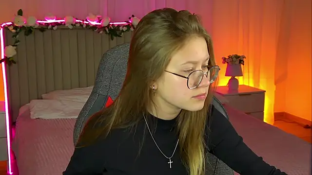 EveMundie online show from November 2025 06:18:02 AM