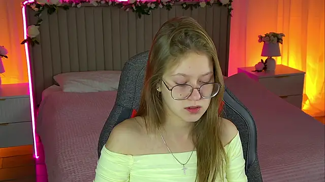 EveMundie online show from October 2025 06:58:02 AM