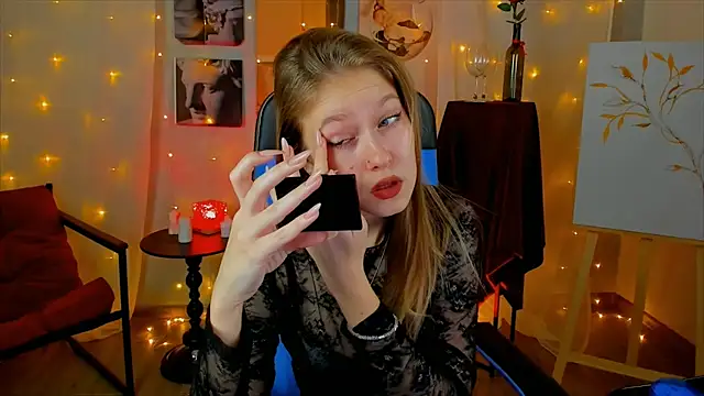 EveMundie online show from December 2025 12:51:01 PM