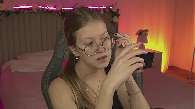 EveMundie online show from November 2025 06:29:02 AM