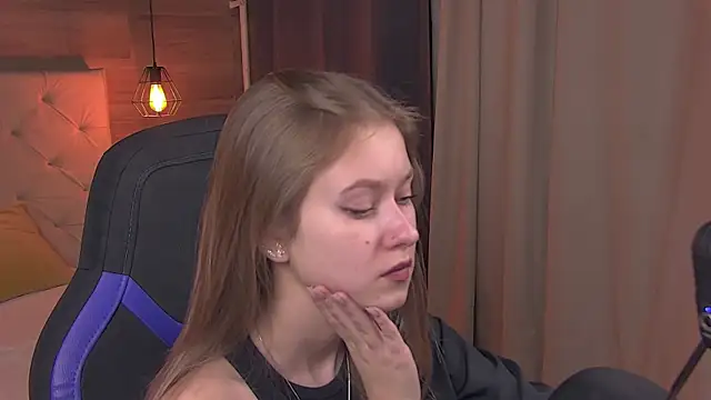 EveMundie online show from February 2025 03:36:02 PM