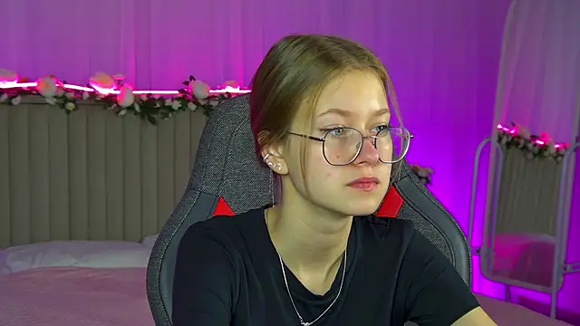 EveMundie online show from September 2025 06:23:01 AM