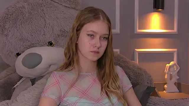 EveMundie online show from March 2025 01:20:02 PM