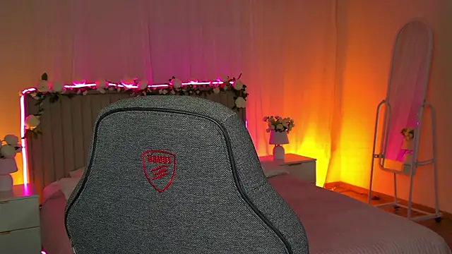 EveMundie online show from November 2025 12:16:01 PM