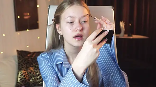 EveMundie online show from April 2026 06:47:02 AM