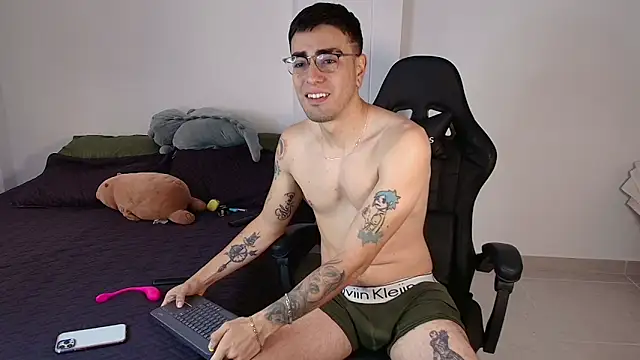 Snapshot of Andy_shaaw chatting on February 2025 01:21:02 PM Andy shaaw online show from February 2025 01:21:02 PM