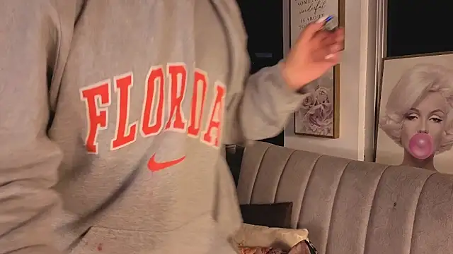 Snapshot of Ivanna_West chatting on November 2025 09:57:02 AM Ivanna West online show from November 2025 09:57:02 AM