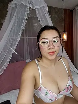 Snapshot of EmmaSulivan chatting on February 2025 06:48:02 PM EmmaSulivan online show from February 2025 06:48:02 PM