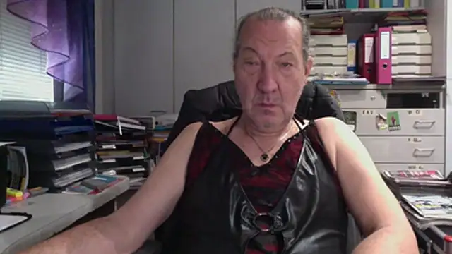 HMStraps01 online show from November 2025 10:37:01 AM