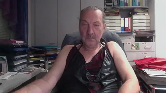 HMStraps01 online show from December 2025 05:39:02 PM