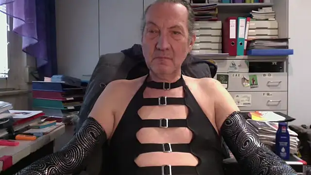 HMStraps01 online show from February 2025 02:43:02 PM