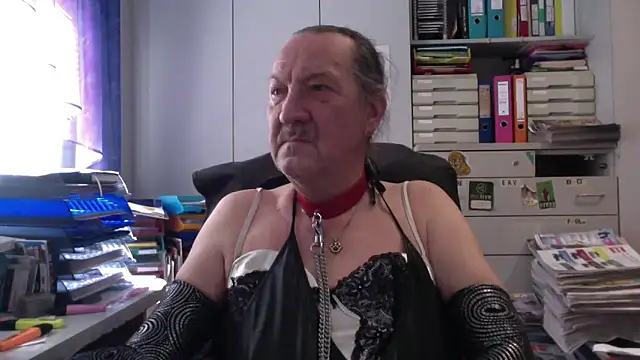 HMStraps01 online show from April 2026 11:17:01 AM