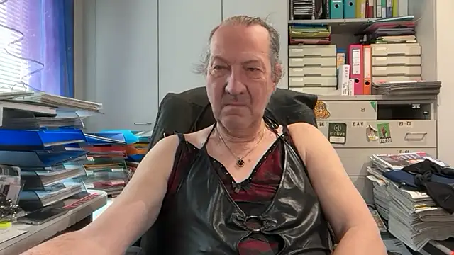HMStraps01 online show from April 2026 09:45:01 AM