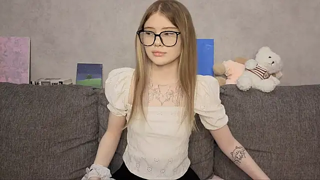 CarolinePepper online show from May 2026 01:43:02 PM