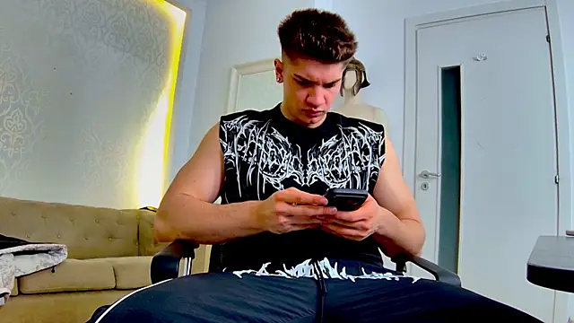 Snapshot of MaxKaiden chatting on April 2026 04:13:02 AM MaxKaiden online show from April 2026 04:13:02 AM